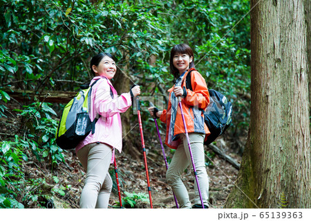 登山　女性　山ガール　トレッキング　山登り　山　アウトドア　ハイキング 65139363