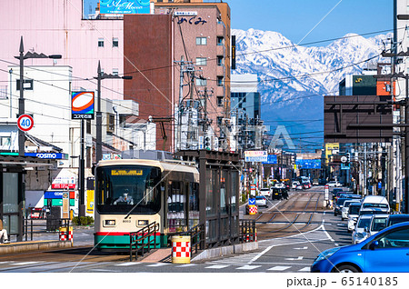 《富山県》富山の街並み・路面電車と立山連峰 《富山県》富山の街並み・路面電車と立山連峰 65140185