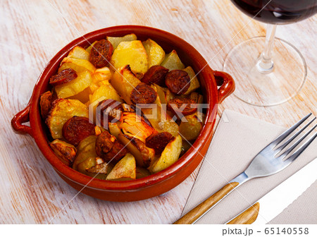Baked potato with chorizo 65140558