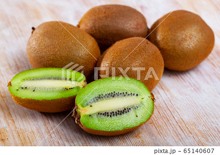 Whole and halved kiwi fruits Whole and halved kiwi fruits 65140607