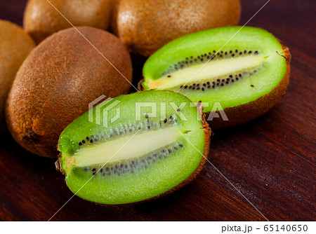 Whole and halved kiwi fruits Whole and halved kiwi fruits 65140650