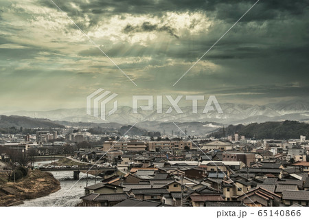 金沢市　冬の浅野川と街並み 65140866