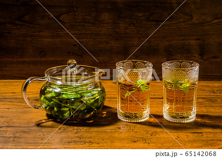 ミントティー　ハーブティー　mint tea served at Moroccan  65142068