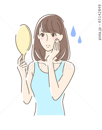 不安な表情で手鏡を見る女性 65142849
