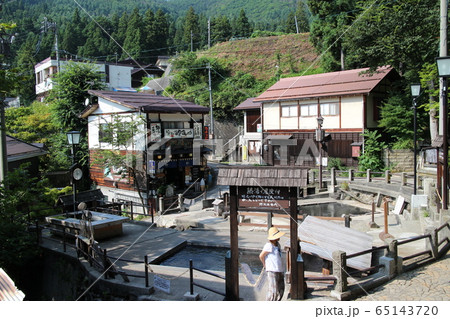 長野県野沢温泉の麻釜と温泉街の町並み 長野県野沢温泉の麻釜と温泉街の町並み 65143720