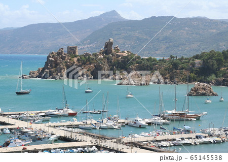 シチリア島　チェファルーの海岸　イタリア 65145538