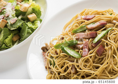 アスパラとベーコンのパスタ 65145600