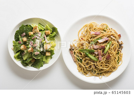 アスパラとベーコンのパスタとシーザーサラダ アスパラとベーコンのパスタとシーザーサラダ 65145603