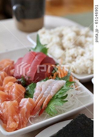 家で食べる手巻き寿司のお刺身 65146901