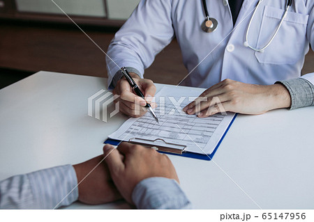 Doctor hand holding pen and talking to the patient 65147956