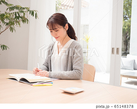 在宅勤務 若い女性 在宅勤務 若い女性 65148378