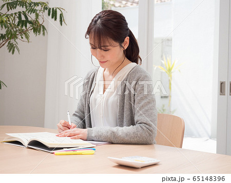 在宅勤務　若い女性 65148396