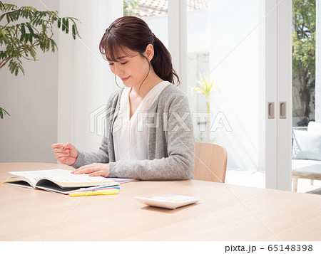 在宅勤務 若い女性 在宅勤務 若い女性 65148398