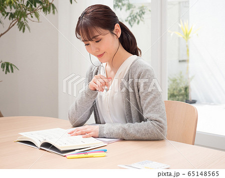 ホームワーク 若い女性 ホームワーク 若い女性 65148565