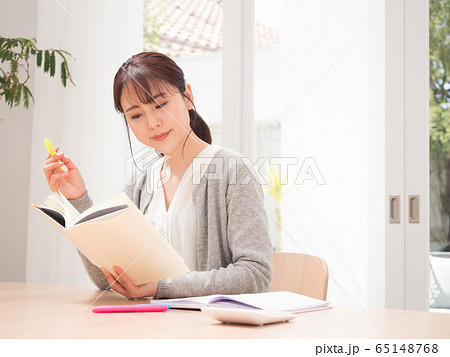 自宅学習　若い女性 65148768