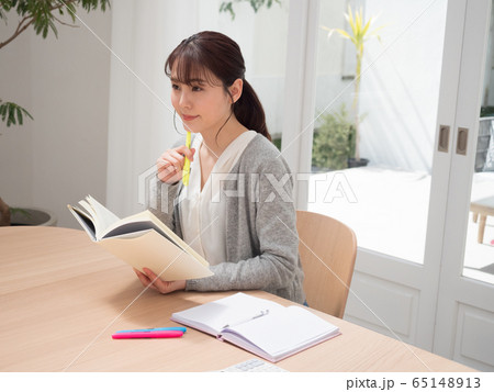 自宅学習　若い女性 65148913