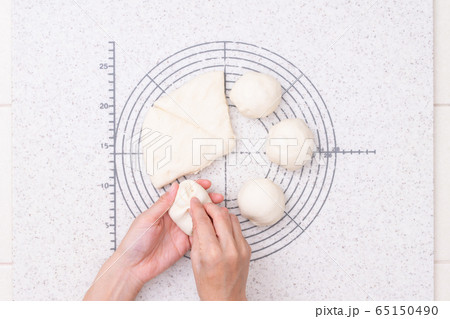 おうちでパン作り フォカッチャを作る工程 1-一次発酵後、生地を分割してまるめる様子 おうちでパン作り フォカッチャを作る工程 1-一次発酵後、生地を分割してまるめる様子 65150490