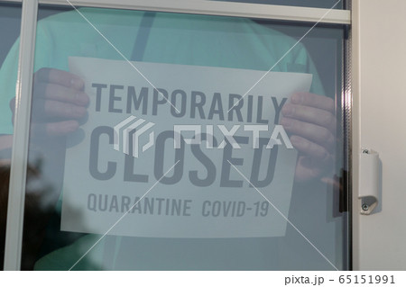TEMPORARILY CLOSED sign on a frontdoor, Close Up 65151991