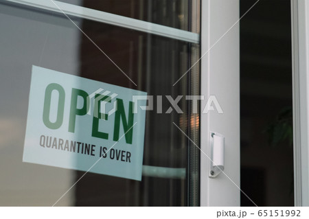 Sign that says OPEN on cafe or restaurant 65151992