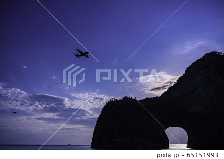 （静岡県）西伊豆　千貫門　上空を飛ぶ飛行機　夕景 65151993
