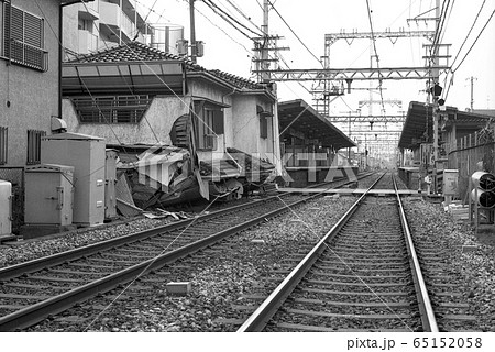 阪神大震災　阪神電車打出駅付近の倒壊 65152058
