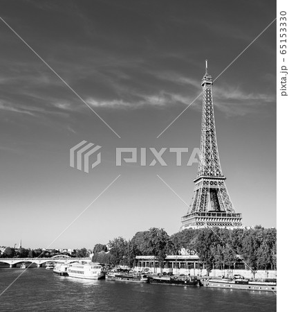 世界遺産　パリのセーヌ河岸　エッフェル塔　モノクロ 65153330