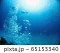青い海とダイバーの泡　水中写真 65153340