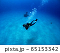 砂浜とダイバー　沖縄の青い海 65153342