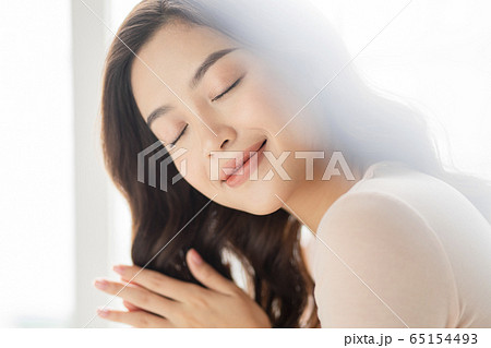リラックスする女性 65154493