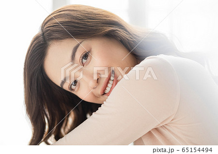 リラックスする女性 リラックスする女性 65154494