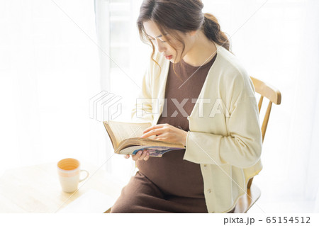 妊娠をしている若い女性 65154512