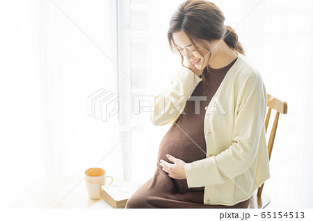 妊娠をしている若い女性 65154513