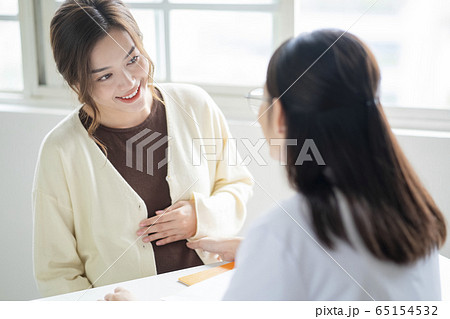 病院に通う妊娠をしている女性 65154532