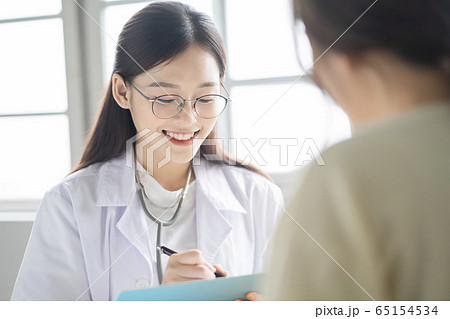 病院で診断をする若い女性 65154534
