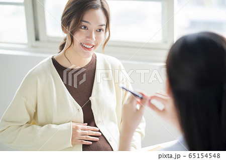 病院に通う妊娠をしている女性 病院に通う妊娠をしている女性 65154548