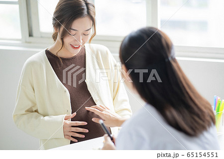 病院に通う妊娠をしている女性 病院に通う妊娠をしている女性 65154551