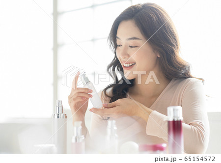化粧品と女性のポートレート 化粧品と女性のポートレート 65154572
