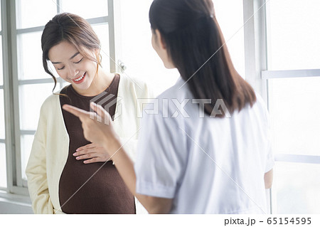 病院に通う妊娠をしている女性 65154595