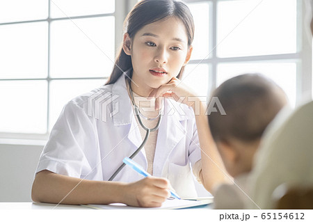 幼児の診断をする若い女性 幼児の診断をする若い女性 65154612