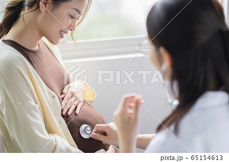 病院に通う妊娠をしている女性 65154613