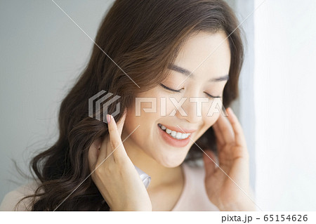 化粧品を手に持つ女性のポートレート 化粧品を手に持つ女性のポートレート 65154626