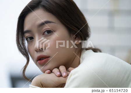 テラスで悩む女性 テラスで悩む女性 65154720