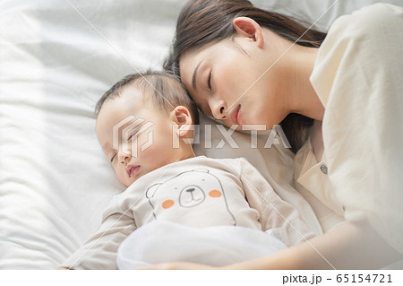 子育てをする若い女性と幼児 65154721