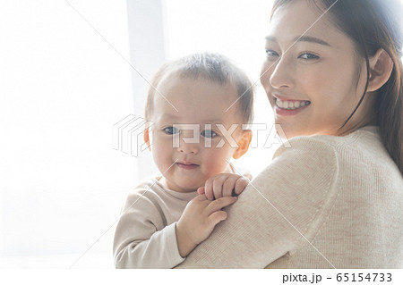 子育てをする若い女性と幼児 子育てをする若い女性と幼児 65154733