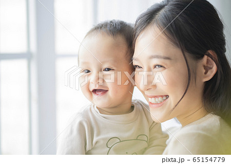 子育てをする若い女性と幼児 子育てをする若い女性と幼児 65154779