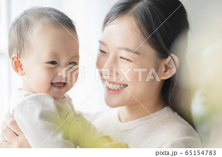 子育てをする若い女性と幼児 65154783