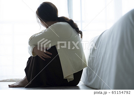 床に座って落ち込む女性 65154792