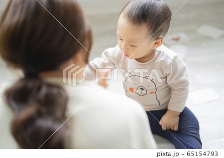 子育てをする若い女性と幼児 65154793