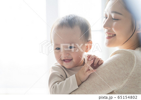 子育てをする若い女性と幼児 65154802