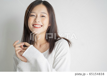 ナチュラルな雰囲気の女性ポートレート 65154838
